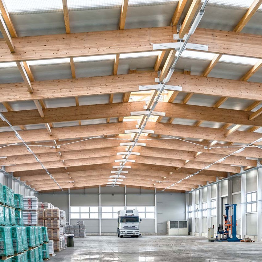 Interno di capannone industriale con copertura in legno lamellare